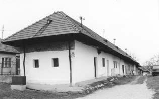 chodom spoèiatku z blata, potom z nepálených tehál, neskôr z tehál a šamotových tehál. Jej najnovšie obdoby mohli by obložené aj porcelánovými kachlièkami.