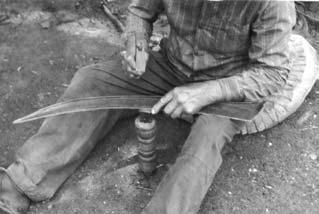 Vyklepávanie kosy v Leli. Rekonštrukcia (foto József Liszka, 1989) èiže do zaèiatku 50. rokov 20. storoèia.