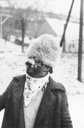 Postava fašiangovej obchôdzky z Ch¾aby (foto József Liszka, 1986) Na západnom okraji palóckeho regiónu, v Ch¾abe v povodí dolného Ip¾a, sa dodnes na konci fašiangov organizuje maškarný sprievod (
