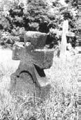 Kalvínske náhrobníky zo Silice (Thain Tichy 1991, 143) Kamenný náhrobný kríž z Hokoviec (foto József Liszka, 1995) Dievèence v Kleòanoch nosia kyselicu ( kiszebábu ) do chotára susednej dediny, tam