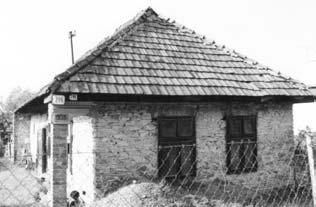 storoèia z bližších aj vzdialenejších oblastí už len vo Ve¾kom Horeši zostali zachované spoloèné dvory, na ktorých sú obytné budovy zoradené za sebou, za nimi nasledujú budovy slúžiace ako komory a