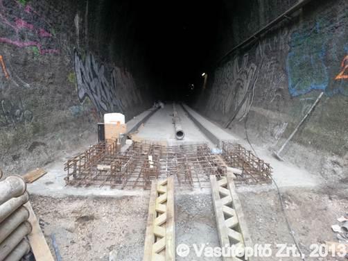 Piliscsabai vasúti alagút Az alagút falazata jó állapotban volt, ezért nem volt szükség az átépítésre, de a villamos űrszelvény-biztosítása miatt a pályaszint süllyesztésére