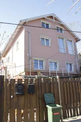 LAKÓ