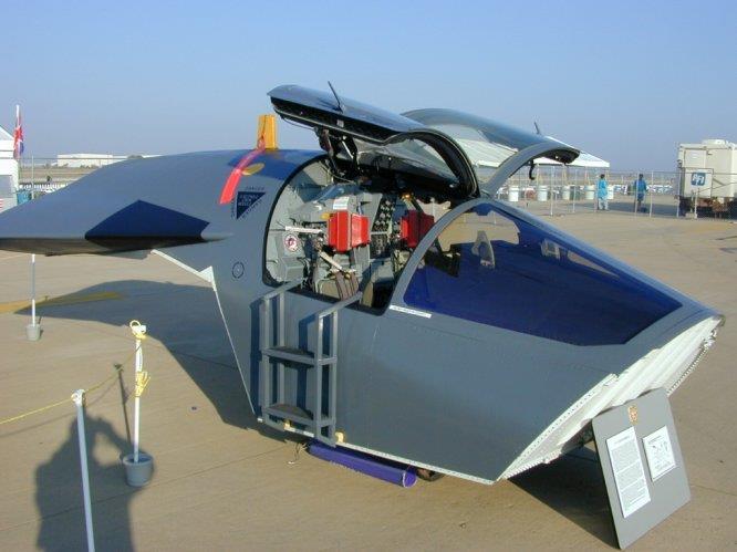 kétszeres hang sebesség mellett is biztosítja a biztonságos földet érést. A stabilitást a kabin hátsó részén található aerodinamikai felületek, nyílás után pedig az ejtőernyő biztosítják.