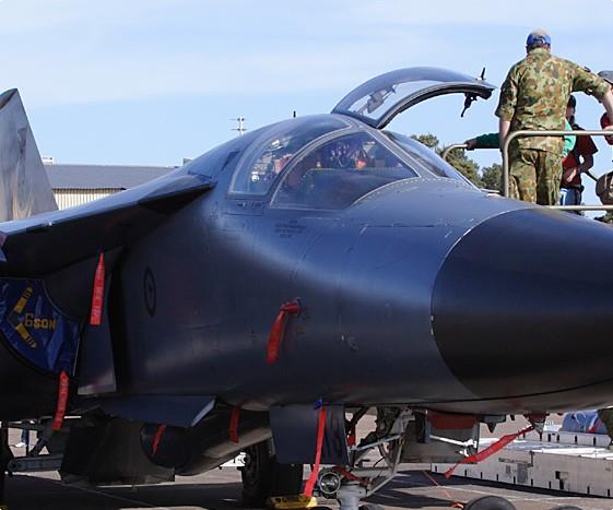 A mentőkabin lecsökkentett tömege kisebb ejtőernyőt és alacsonyabb süllyedő sebességet eredményez. 37. ábra. Az F-111-es mentő kapszulája [100.],[41.
