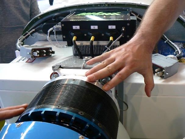 növekedéssel jár. Elektromos hajtású repülőgépek a 2013-as Friedrichshafen-ben megrendezett kisgépes repülő kiállítás sztárjai voltak.