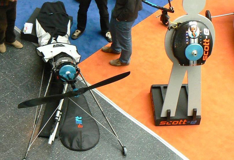 Szintén meglepetésként jelent meg az elektromos meghajtású sárkányrepülőkhöz és siklóernyőkhöz használható háti motor is.