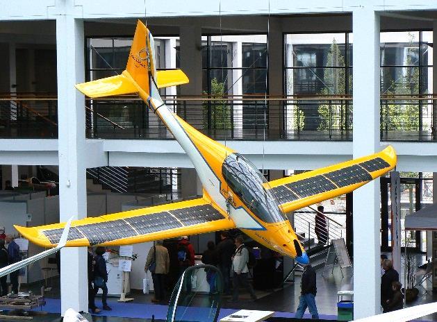 A PC-Aero GmbH az Electra One Solar típusú repülőgépét mutatta be, amelynek a szárnyfelülete napelemekkel volt borítva.