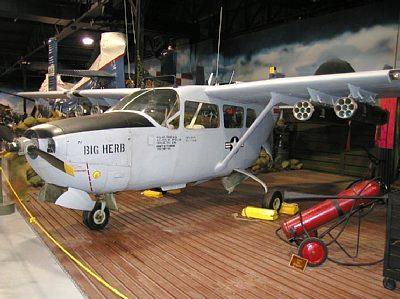 feladatokra való alkalmazásáról. Felsorolásomban a felhasznált repülőgépek közül elsőként emelem ki a Cessna-337-es Skymastert.