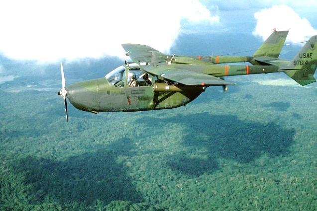 Felfegyverzett Cessna O-2B Skymaster [38.