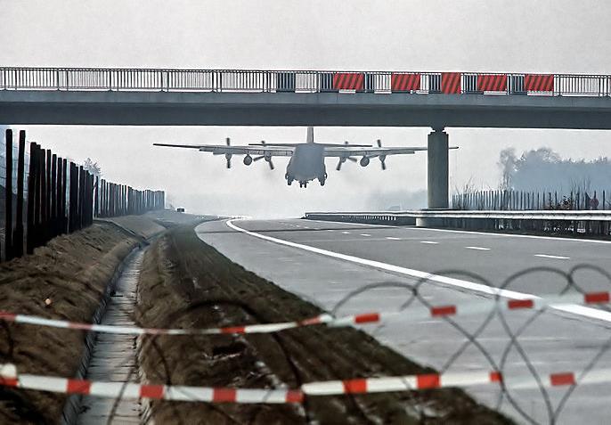 Az autópálya-szükségrepülőtér olyan autópálya vagy közforgalmú útszakasz, amelyet tervezési sajátosságainál fogva hétköznapi feladataiból