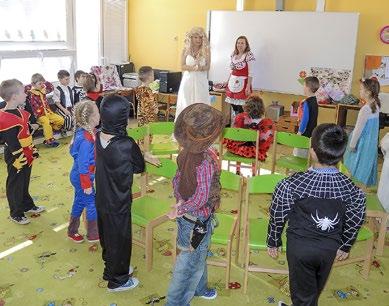 Najzaujímavejšie bolo predstavovanie masiek, lebo sme pri viacerých deťoch neuhádli kto to je. Rodičia sa pričinili o bohato prestretý stôl.