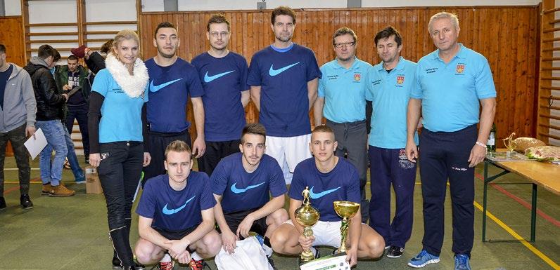 NAGYFÖDÉMESI LÁTHATÁR 1/2017 ǀ 25 Športové okienko Sportablak 1. miesto 1. helyezett Futbalový turnaj O pohár starostu obce Dňa 13. januára 2017 zorganizovala miestna komisia športu a mládeže už 14.