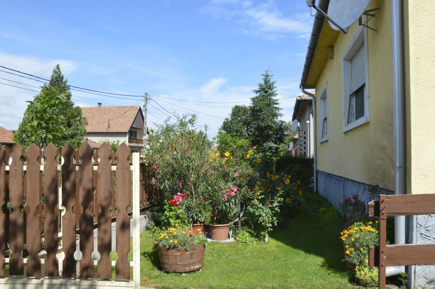 Az ápolt előkertek az utcán sétálva is szemet
