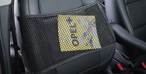 Kifejezetten az Antarához készül Feketében rendelhető Antara felirattal az első szőnyegeken Sarokvédő terület jelöléssel a vezetőoldalon Opel illesztési szabványoknak megfelelően