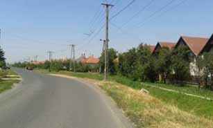 A széles utcai, zöld területtel harmonikus megjelenést áraszt.