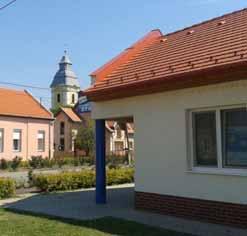 osztatú ablakok, utcai homlokzaton szimmetrikus kialakítással.