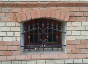 Ezért az épület ornamentika, a homlokzati hirdet felület, egyéb m tárgy kialakítása, helye illeszkedjen az épület egészéhez.