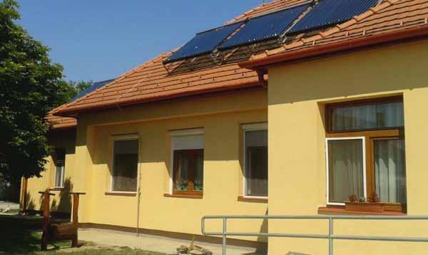 AJTÓK, ABLAKOK Új épületek építése esetén tetsz leges anyagú, de fa mintázatú, vagy fegyverzet, víztiszta, vagy matt síküvegezés, osztott