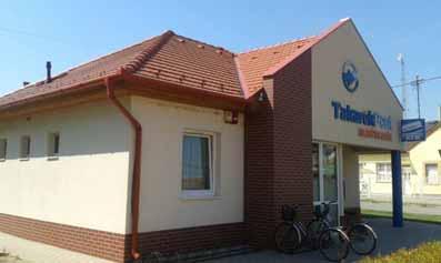 Szolgáltató funkciójú épület Az épület a kontyolt tet és az utcára kifordított oromfalas nyeregtet jó példája.