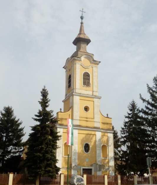 A tégla falazatú, zsindelyfedésű templom barokk stílusban épült. 1817-ben két haranggal, órával és orgonával ajándékozta meg a nagyváradi püspök.