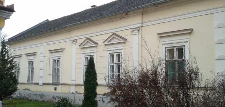 Az épület helyi védelem alatt áll. A református parókia: A református paplak 1900-ban épült. Tornáca az irodák és szobák előtt üvegezett, zárt közlekedő terület.