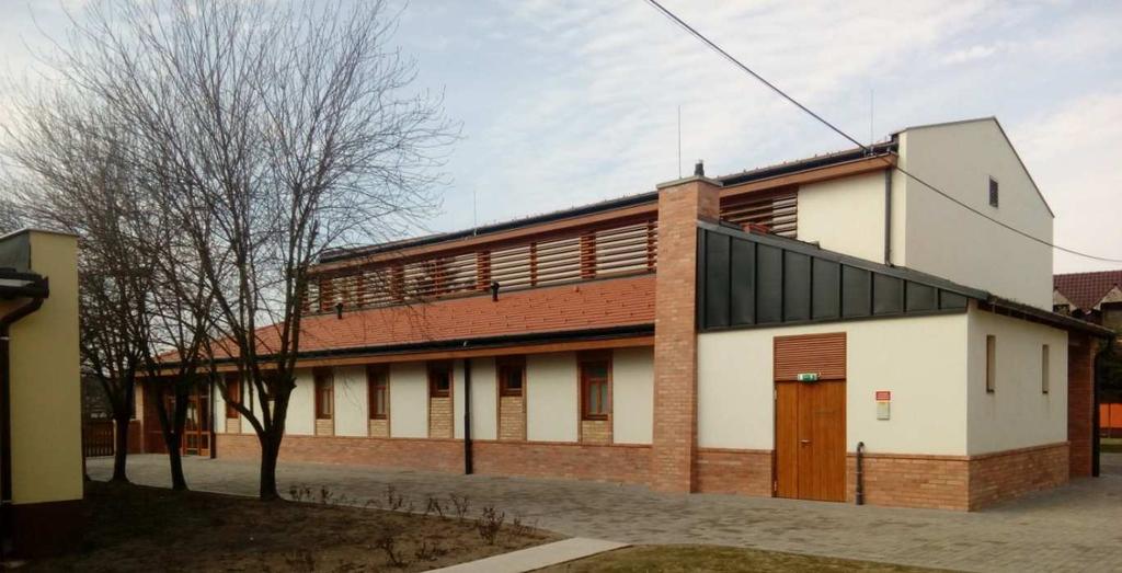 A kiegészítő faburkolat árnyékol és természetes megjelenést áraszt.