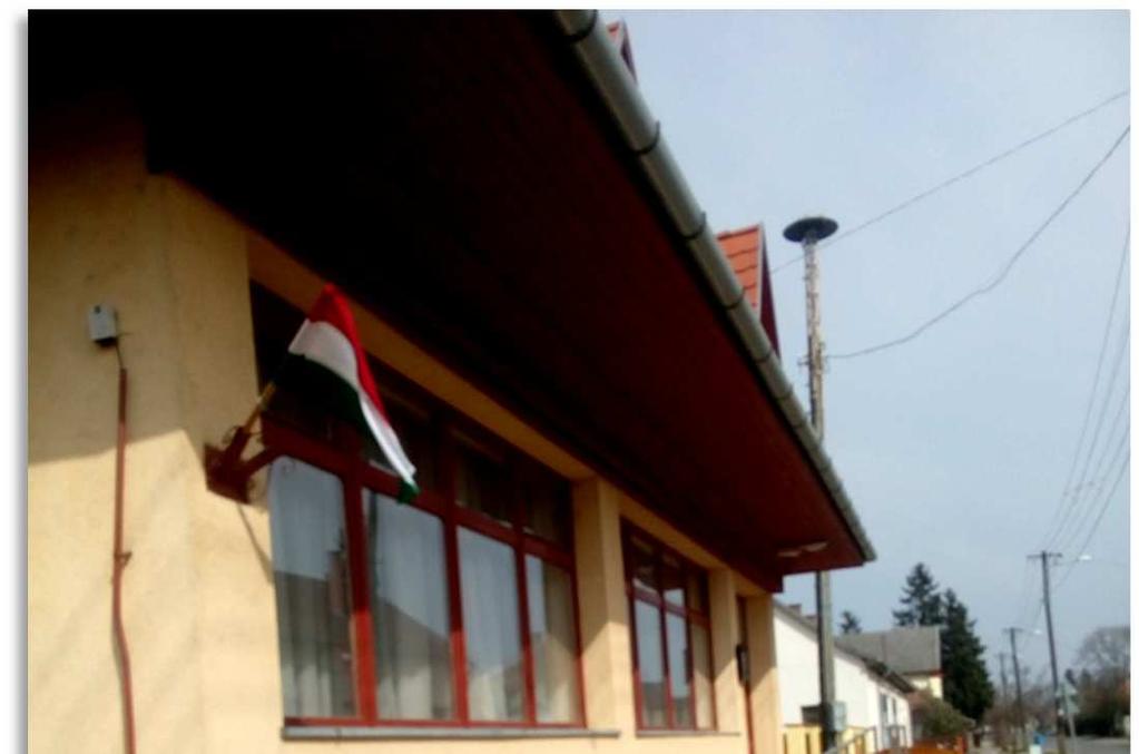 Az eresz ez esetben több funkciót is ellát.