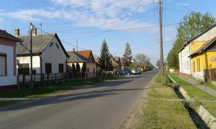 A vízelvezető árok és a zöld szegélyezés a harmonikus utcakép egyik eleme.