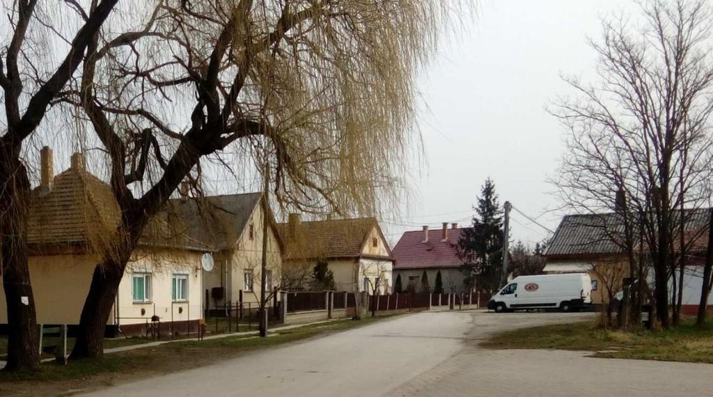 Mindig apró burkolatrészletet kell tervezni, a kerítések lábazataihoz illeszkedéstől kezdve a zöldfelületek szegélyéig.
