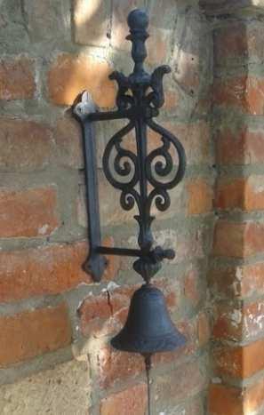Ezért az épület ornamentika, a homlokzati hirdetőfelület, egyéb műtárgy kialakítása,