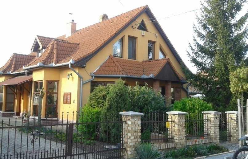Az új építésű részeken változatos anyaghasználattal találkozunk: a kő tartóoszloptól kezdve