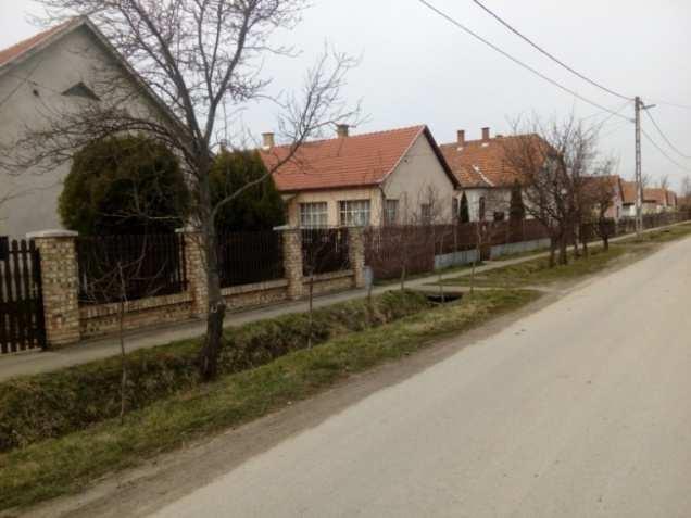 UTCÁK, TEREK Közterületek településképi útmutatója Az épületek, kerítések az utca szerves részét képezik, határolják, annak terét, tükrözik az adott utcára, településrészre jellemző beépítési módot,