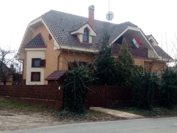 A háznak ekkor mindkét utcára és persze az udvar felé is utcaképbe illeszkedő megjelenést kell biztosítani úgy, hogy az ne váljék túltervezetté.