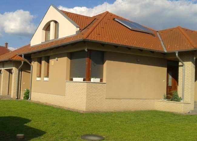A nem túl széles, arányos épület belső lépcsőterének hangsúlyozása biztosítja a mellékutca irányú kedvező megjelenést.