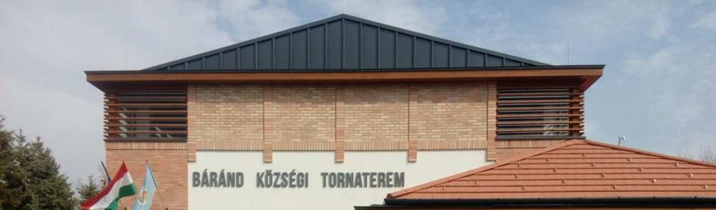 A nemrég átadott községi tornaterem új, hangulatteremtő eleme a településnek, a főutcának. A textúrás téglafal kiemeli az épületet a környezetéből.
