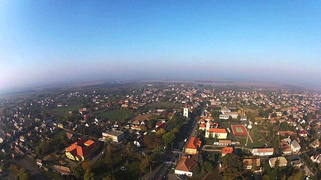 Nagy valószínűséggel feltételezhető, hogy a XVIII. század végéig ez volt a tipikus telekforma. A keskenyebb szalagtelkek korábbi tömbtelkek osztódásával jöttek létre.