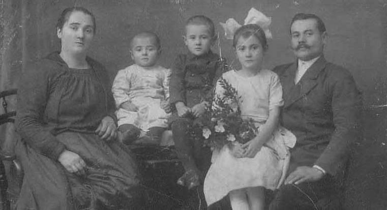 Ne moja mama, nego nas je májka učila tako koječim... [...]...i da štedimo, i da... I kako da rasporedimo novce i... [...] Ona je bila ta koja je... koja nam je svašta i objašnjavala. [...] Moj deda je radio na železnici.
