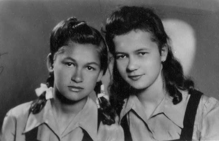 Fotografija br. 7 Veronka (13 god.) i njena starija sestra Boriška (17 god.