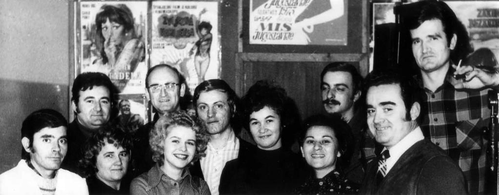 Fotografija br. 9 Veronka sa svojim koleginicama i kolegama u Forumu Najviše su joj značila kolektivna 47 putovanja (o kojima će biti više reči u tačkama 5.6, 5.9 i 5.10), za razliku od npr.