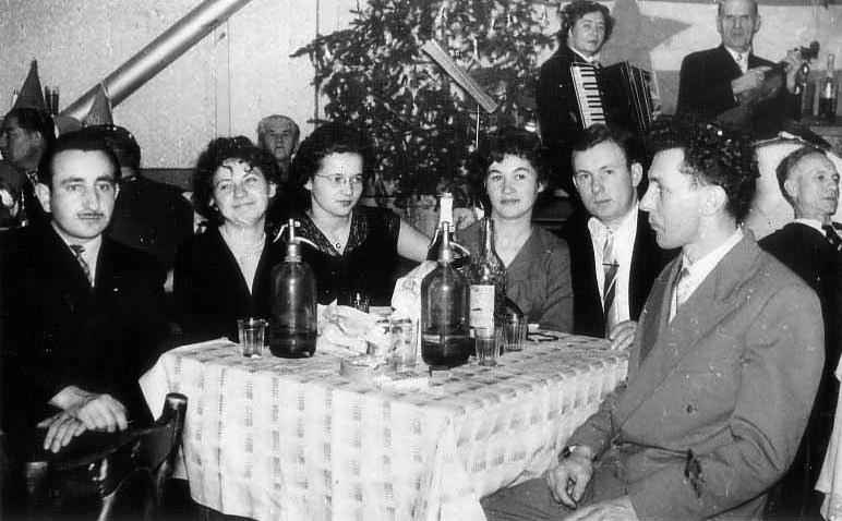 Fotografija br. 18 Doček Nove godine sa prijateljima sedamdesetih godina prošlog veka. [.