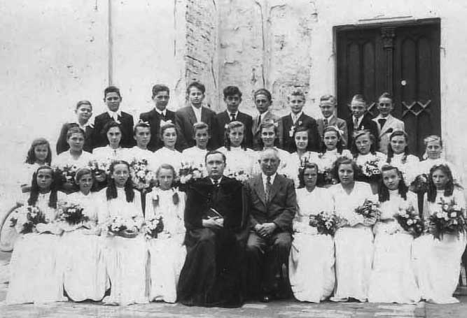[...]...uglavnom se izabere od rodbine neko... za kumu, ili kuma, šta ja znam. [...]...prvi prekrivač, povojnicu... povojnicu i ćebe, šta ja znam. [...] Bio je i takav običaj, da kažem, da se moja sestra od tetke kasnije.
