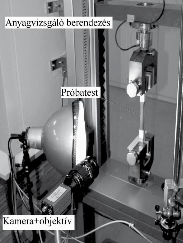 16 TUDOMÁNY 4. ábra A DIC-2D kamera az objektívvel, a próbatest és az anyagvizsgáló berendezés Figure 4 DIC-2D camera with objective, the specimen and the universal testing machine 5.