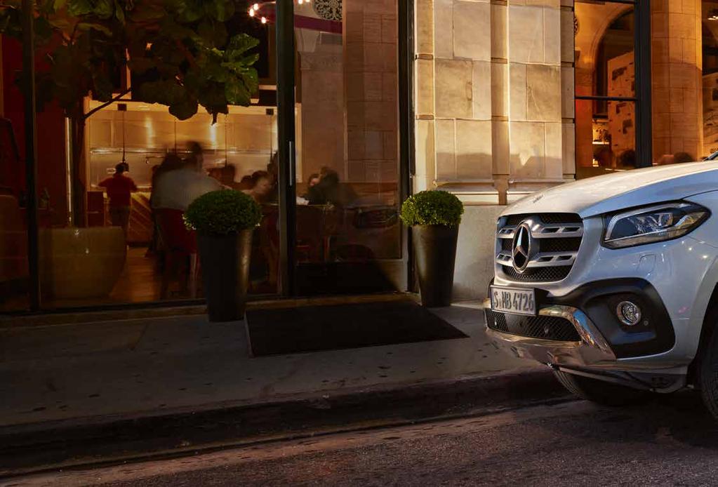 10 Feltűnő jelenség, rakfelülettel. Az X-osztály összetéveszthetetlen Mercedes-Benz designja mágnesként vonzza magára a tekinteteket.