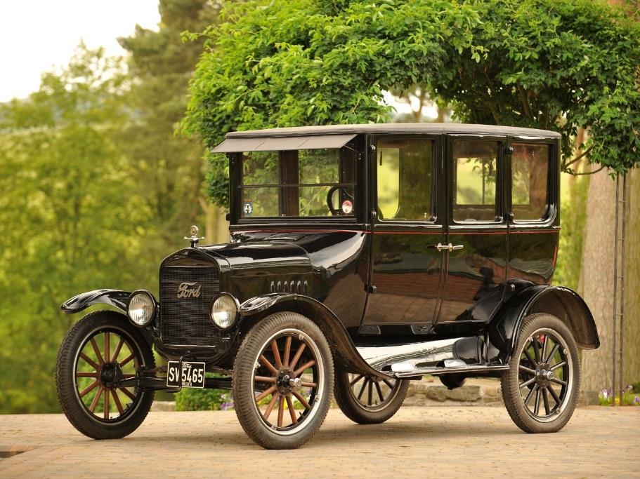 4.1. ábra, 1917-es, zárt kabinnal szerelt Ford T-modell 2 Az 1920-as évektől, eleinte a korszak Grand Prix versenyautóin, majd a 30-as évektől a személyautóin is megjelent a minél áramvonalasabb