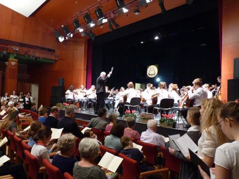 A jubileumi hangversenyen a zeneiskola régi és jelenlegi diákjai léptek fel, köztük Érdi Tamás, Ránki Fülöp, Egri Mónika, Kiss Gyula zongoraművészek,