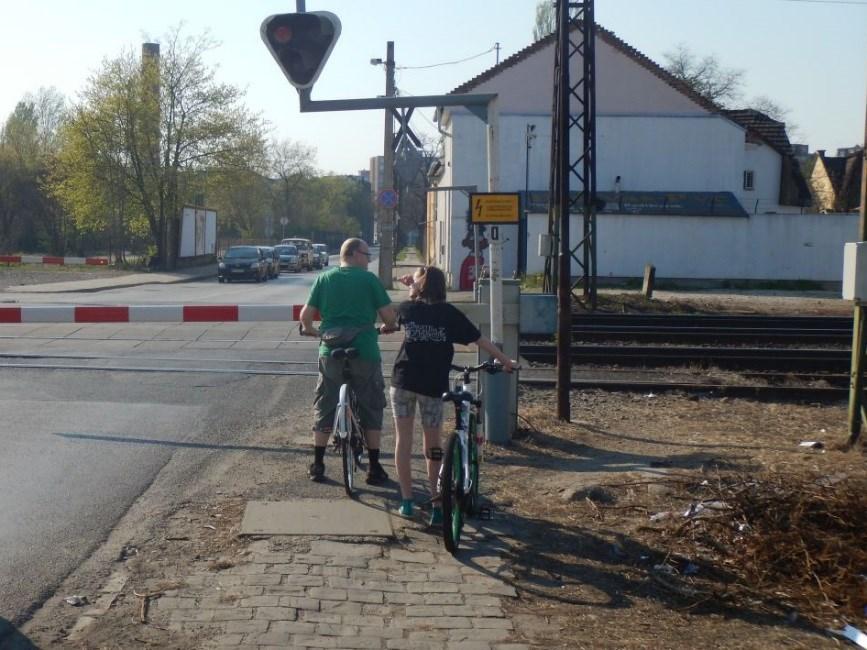 Szerencs utcai vasúti átjáró Jelenlegi állapot, problémák Nagy forgalmú vasúti átjáró, amelynek jelenlegi kialakítása sem a gyalogos, sem a kerékpáros közlekedés igényeit nem elégíti ki.