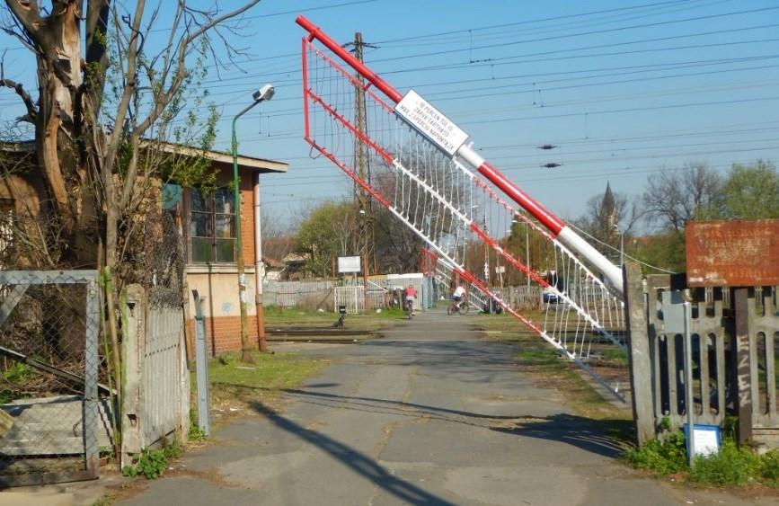Az Árpád úti közúti felüljáró négysávos, jelentős forgalmat bonyolít le kerékpáros infrastruktúra nélkül.