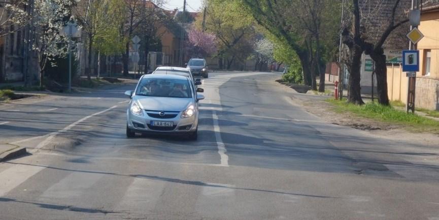 A szakaszon a gépjárműforgalom sebességének csökkentése (legalább a jelenlegi 50 km/h megengedett sebesség betartása érdekében) szükséges, kétoldali irányhelyes kerékpársáv vagy nyitott kerékpársáv