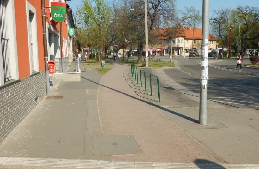 71. ábra: A Posta előtti szűkület A Széchényi tér és a Kajár utca közötti szakaszon vezetett önálló kerékpárút